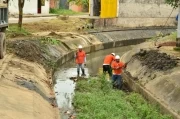 Junta de acción comunal del barrio 7 de agosto de Arauca y la alcaldía municipal trabajan en la limpieza del caño Cordoba.